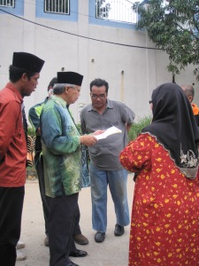 YB Dato' meneliti surat-surat yang diberikan oleh penduduk kepada pihak MPS
